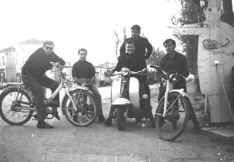 giovani sulla reale.jpg (63486 byte)