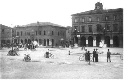 piazza-monti-luglio-1943-2.jpg (213441 byte)