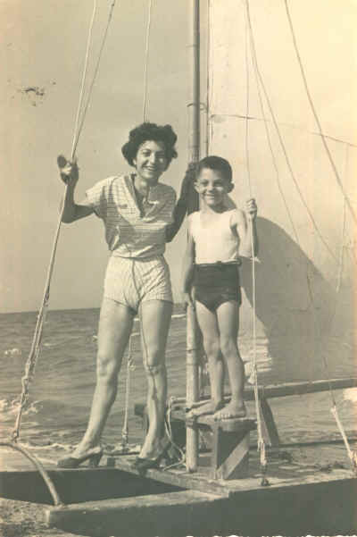 linda-io-in-barca-1952.jpg (137927 byte)
