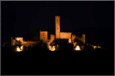 Castello-di-Montecchio-Vesponi-notte.jpg (27920 byte)