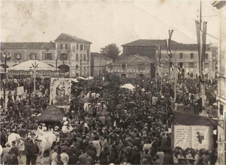 festa-uva-piazza-piena-1936.jpg (147989 byte)