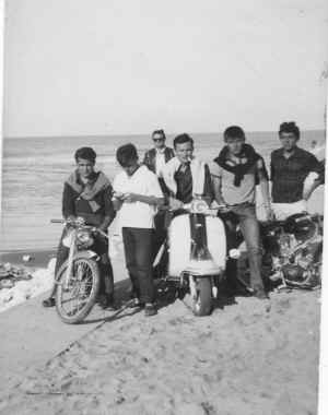gruppo-'60-moto-in-spiaggia.jpg (198229 byte)