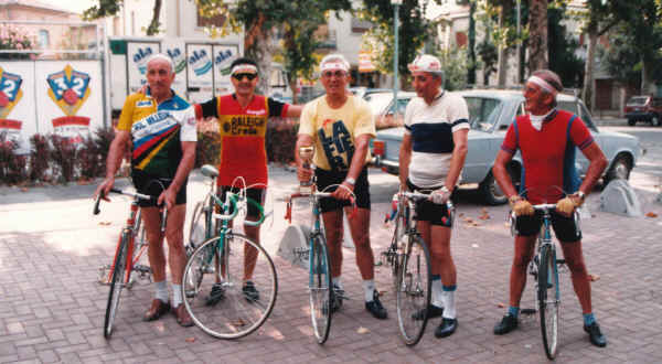 gruppo ciclisti amatoriali senza.jpg (1096891 byte)