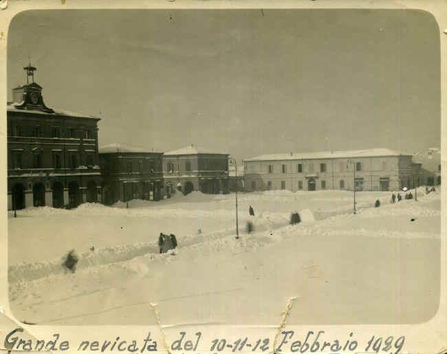 piazza-1929-neve-liverani.jpg (231101 byte)