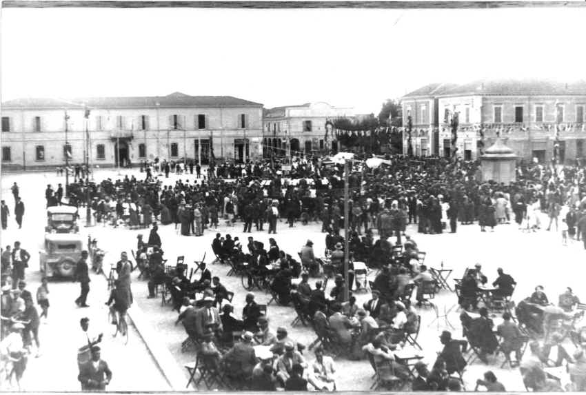 piazza monti in festa 1930.jpg (224667 byte)