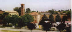 piazzale-chiesa-2000.jpg (41015 byte)