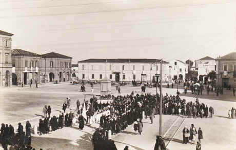 processione_piazza_1925-35 2.jpg (1094151 byte)