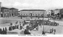 processione_piazza_1925-35.jpg (168504 byte)